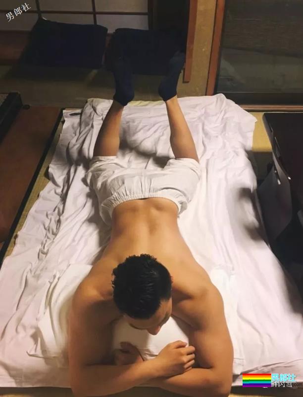 肌肉白袜男被疯狂盗图！他的博客更刺激！ - 51虹马