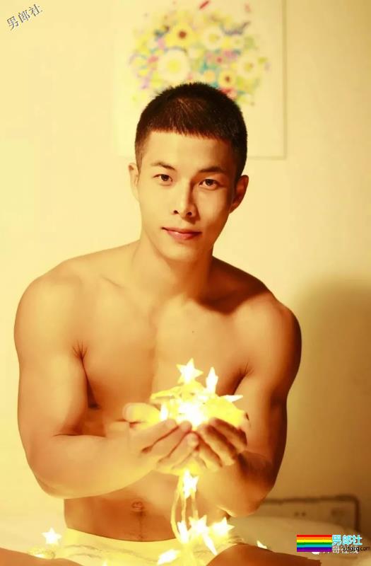 筋肉精实小爷们成摄影师镜前新宠！放飞自我的运动小狼狗，你大吃一惊！ - 51虹马