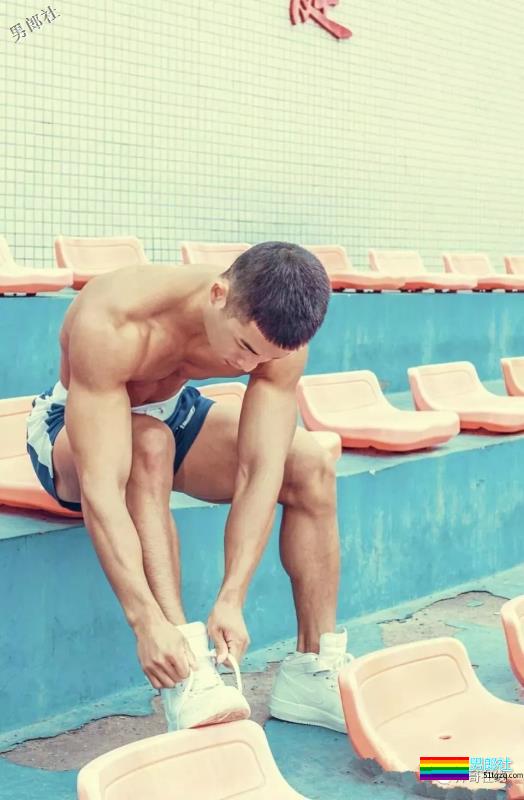 筋肉精实小爷们成摄影师镜前新宠！放飞自我的运动小狼狗，你大吃一惊！ - 51虹马