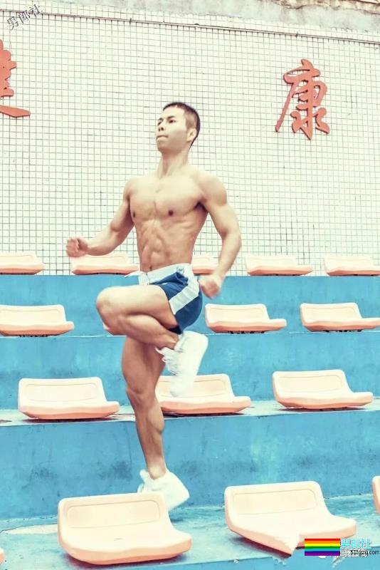 筋肉精实小爷们成摄影师镜前新宠！放飞自我的运动小狼狗，你大吃一惊！ - 51虹马