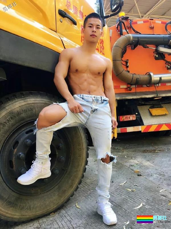 筋肉精实小爷们成摄影师镜前新宠！放飞自我的运动小狼狗，你大吃一惊！ - 51虹马