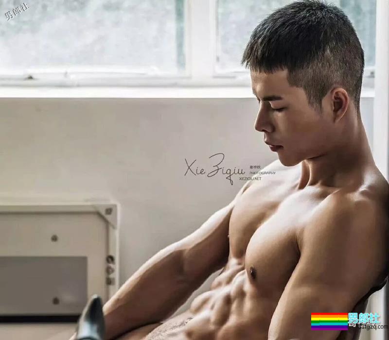 筋肉精实小爷们成摄影师镜前新宠！放飞自我的运动小狼狗，你大吃一惊！ - 51虹马