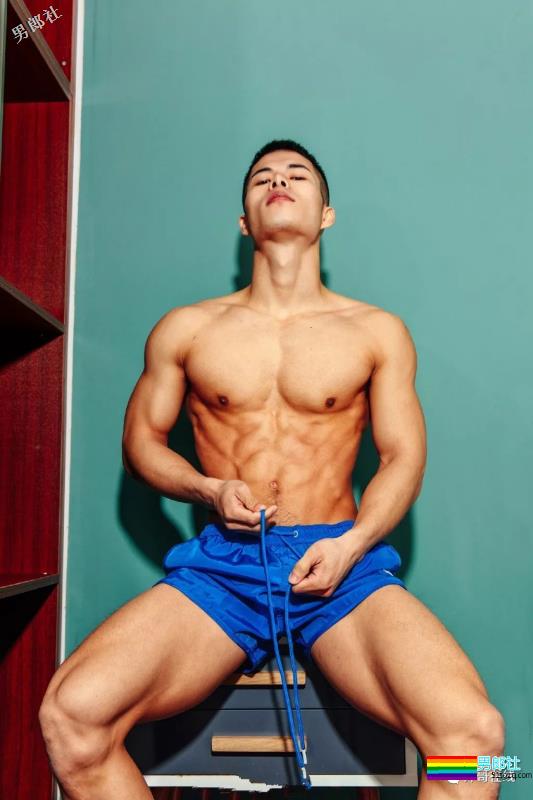 筋肉精实小爷们成摄影师镜前新宠！放飞自我的运动小狼狗，你大吃一惊！ - 51虹马