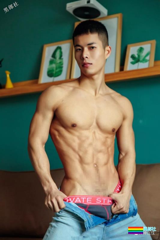 筋肉精实小爷们成摄影师镜前新宠！放飞自我的运动小狼狗，你大吃一惊！ - 51虹马