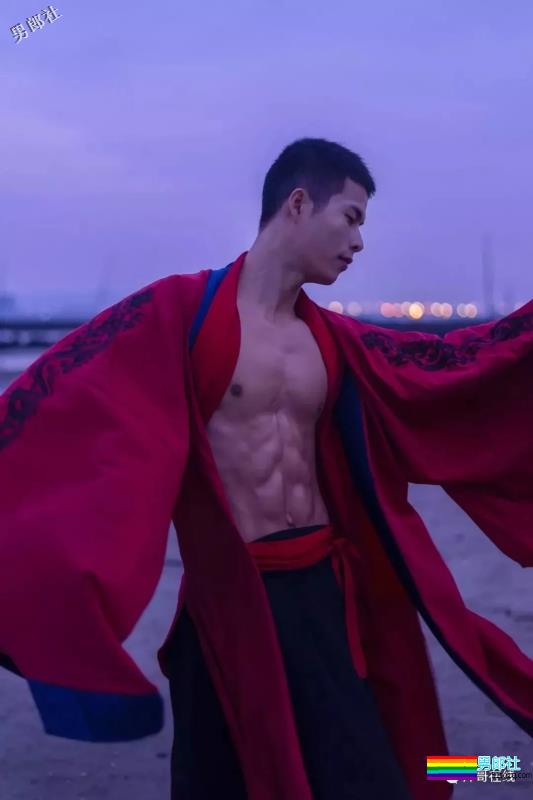 筋肉精实小爷们成摄影师镜前新宠！放飞自我的运动小狼狗，你大吃一惊！ - 51虹马