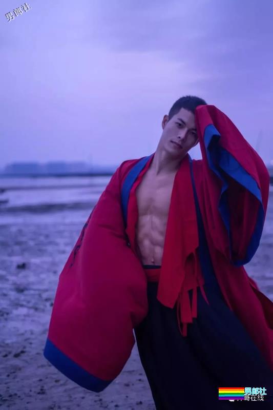 筋肉精实小爷们成摄影师镜前新宠！放飞自我的运动小狼狗，你大吃一惊！ - 51虹马