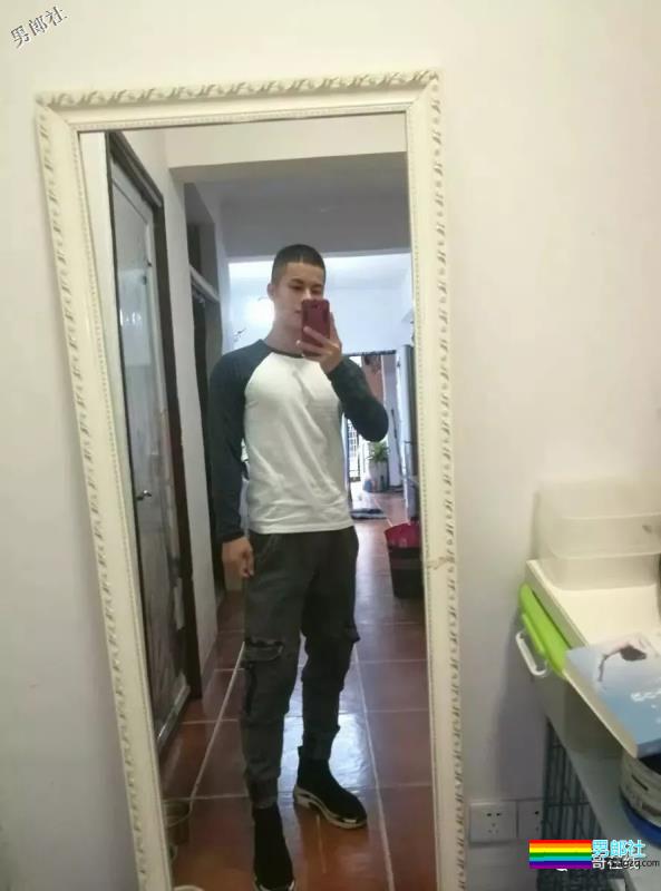 筋肉精实小爷们成摄影师镜前新宠！放飞自我的运动小狼狗，你大吃一惊！ - 51虹马