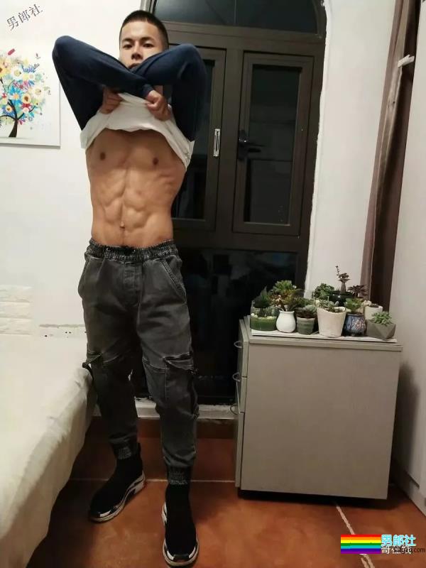 筋肉精实小爷们成摄影师镜前新宠！放飞自我的运动小狼狗，你大吃一惊！ - 51虹马