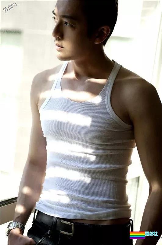 言承旭与寸头胡渣男同居？这个公狗腰肌肉男，我可以！ - 51虹马