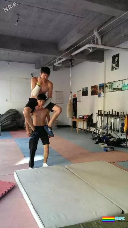 言承旭与寸头胡渣男同居？这个公狗腰肌肉男，我可以！ - 51虹马