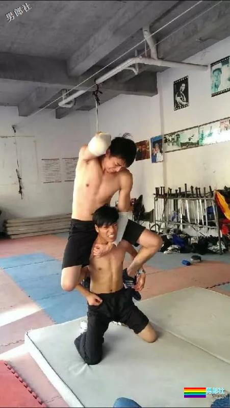 言承旭与寸头胡渣男同居？这个公狗腰肌肉男，我可以！ - 51虹马