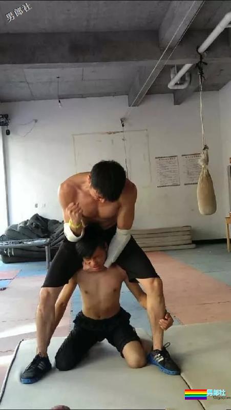 言承旭与寸头胡渣男同居？这个公狗腰肌肉男，我可以！ - 51虹马