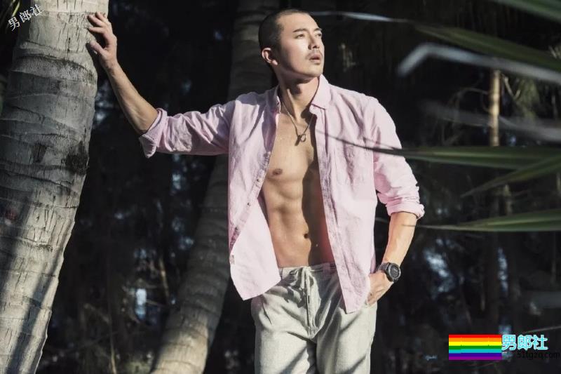 言承旭与寸头胡渣男同居？这个公狗腰肌肉男，我可以！ - 51虹马