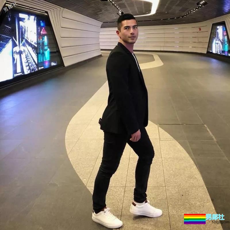 帅哥欧巴自爆入熊池，自拍竟有这么多小心机？ - 51虹马