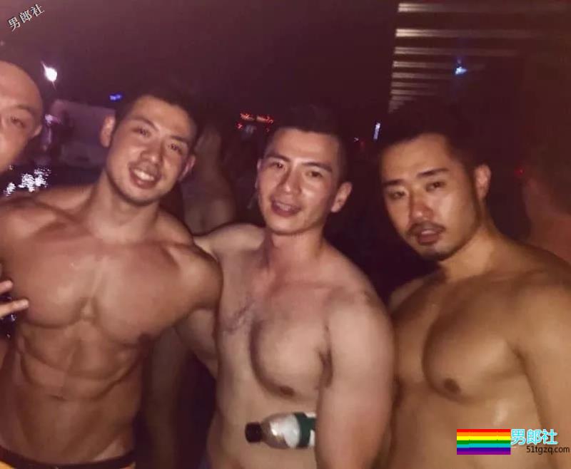 帅哥欧巴自爆入熊池，自拍竟有这么多小心机？ - 51虹马