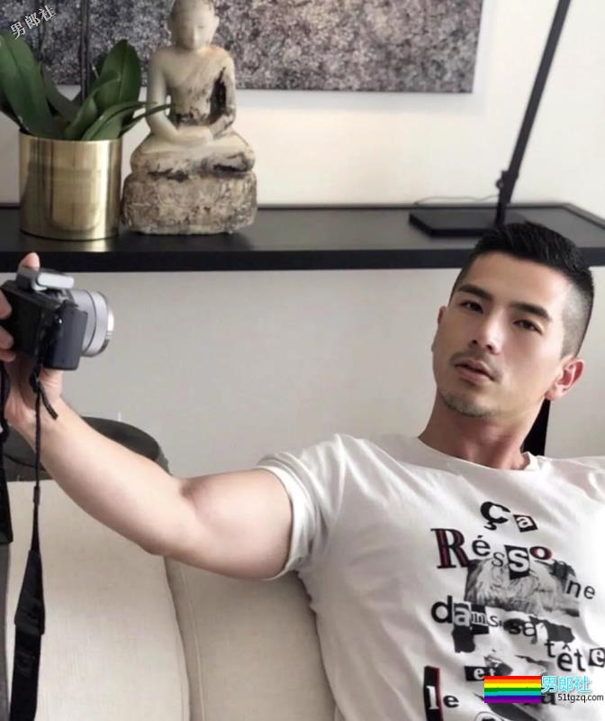 帅哥欧巴自爆入熊池，自拍竟有这么多小心机？ - 51虹马