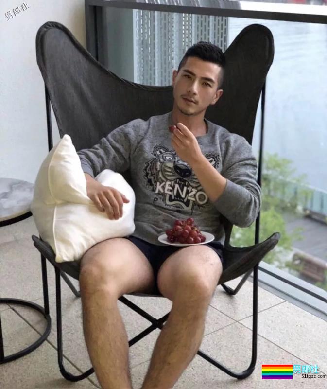 帅哥欧巴自爆入熊池，自拍竟有这么多小心机？ - 51虹马