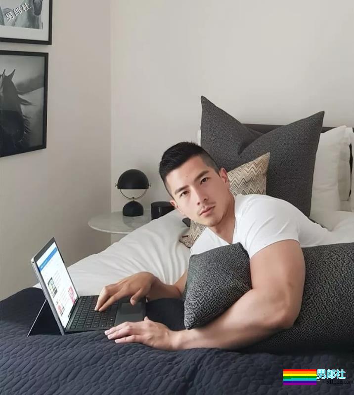 帅哥欧巴自爆入熊池，自拍竟有这么多小心机？ - 51虹马