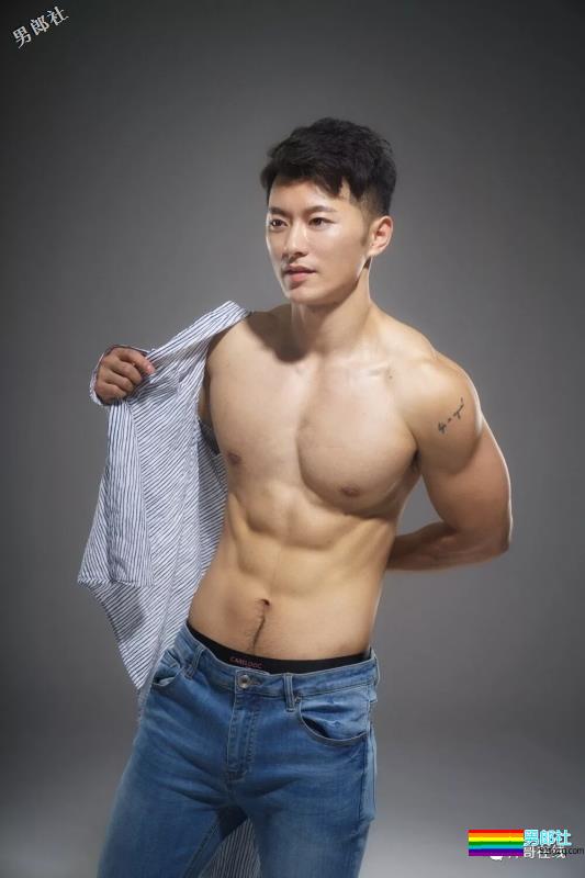 长相酷似宁泽涛，又和王浩然是好友，这个小狼狗私教的肌肉有点石更！ - 51虹马