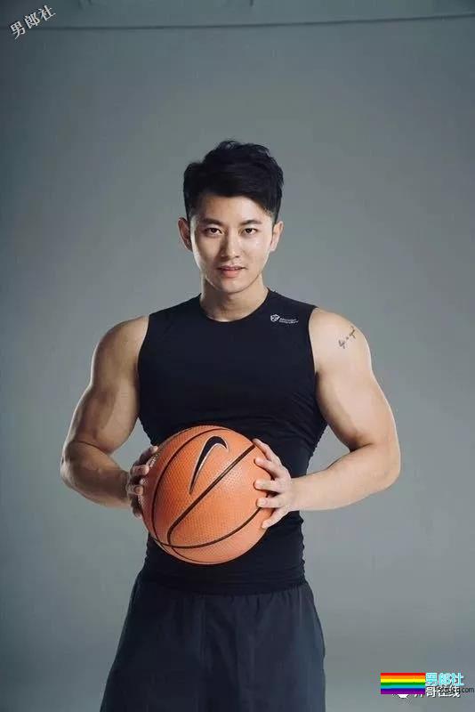 长相酷似宁泽涛，又和王浩然是好友，这个小狼狗私教的肌肉有点石更！ - 51虹马