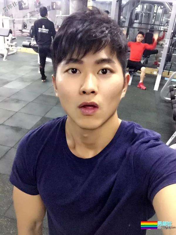 长相酷似宁泽涛，又和王浩然是好友，这个小狼狗私教的肌肉有点石更！ - 51虹马
