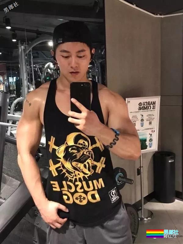 长相酷似宁泽涛，又和王浩然是好友，这个小狼狗私教的肌肉有点石更！ - 51虹马