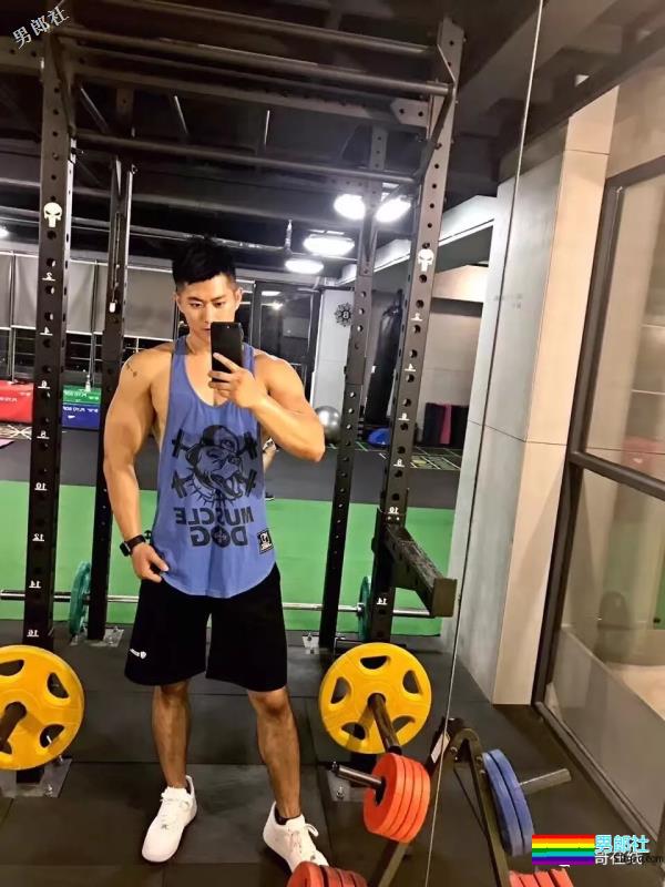 长相酷似宁泽涛，又和王浩然是好友，这个小狼狗私教的肌肉有点石更！ - 51虹马