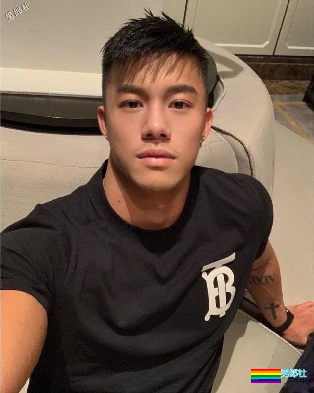 网红直男系极品筋肉男，壮硕胸腹肌随便拍，私下竟这么会玩！？-51虹马