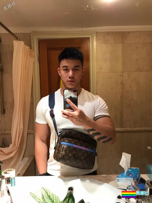 网红直男系极品筋肉男,壮硕胸腹肌随便拍,私下竟这么会玩!? - 51虹马 网红直男系极品筋肉男,壮硕胸腹肌随便拍,私下竟这么会玩!? - 51虹马