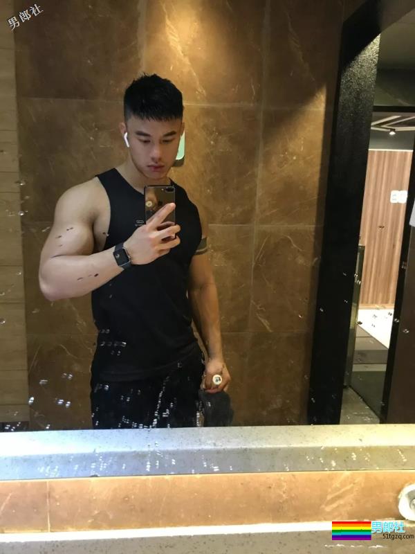 网红直男系极品筋肉男，壮硕胸腹肌随便拍，私下竟这么会玩！？ - 51虹马