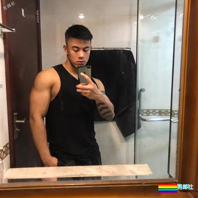 网红直男系极品筋肉男，壮硕胸腹肌随便拍，私下竟这么会玩！？ - 51虹马