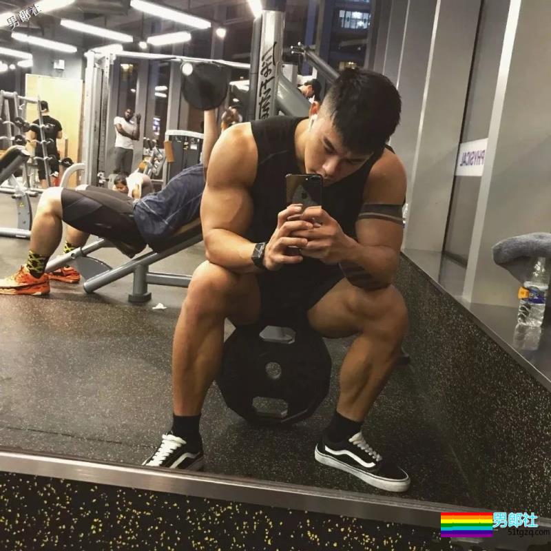 网红直男系极品筋肉男，壮硕胸腹肌随便拍，私下竟这么会玩！？ - 51虹马