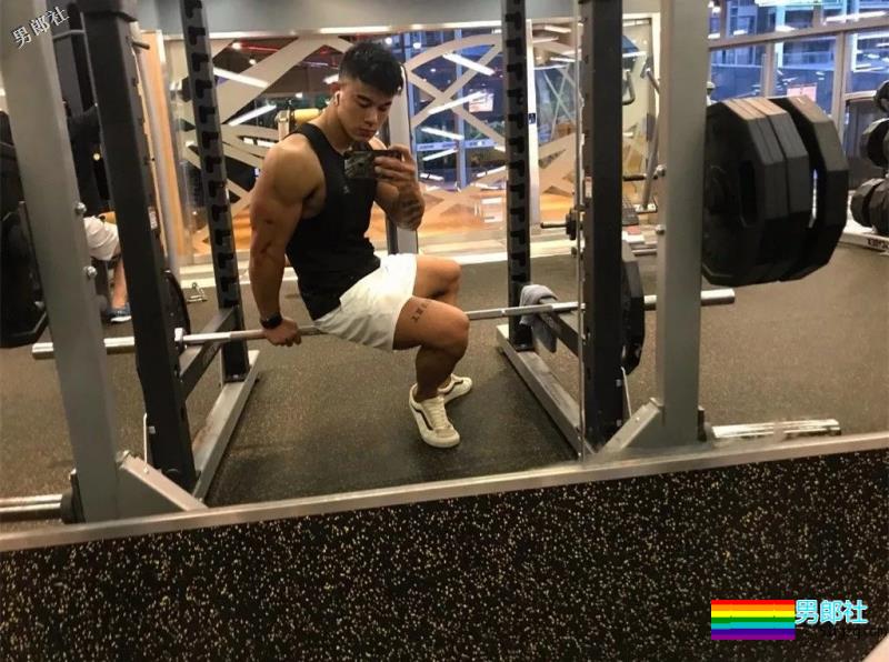 网红直男系极品筋肉男，壮硕胸腹肌随便拍，私下竟这么会玩！？ - 51虹马