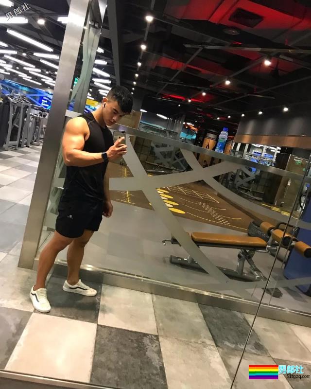 网红直男系极品筋肉男，壮硕胸腹肌随便拍，私下竟这么会玩！？ - 51虹马