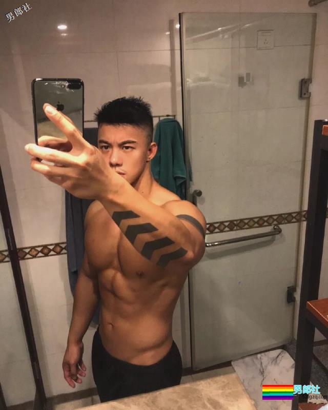 网红直男系极品筋肉男，壮硕胸腹肌随便拍，私下竟这么会玩！？ - 51虹马