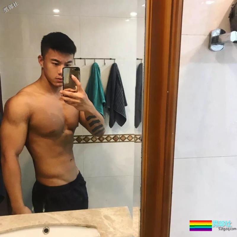 网红直男系极品筋肉男，壮硕胸腹肌随便拍，私下竟这么会玩！？ - 51虹马