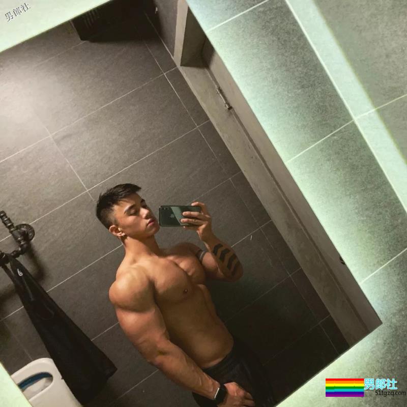 网红直男系极品筋肉男，壮硕胸腹肌随便拍，私下竟这么会玩！？ - 51虹马