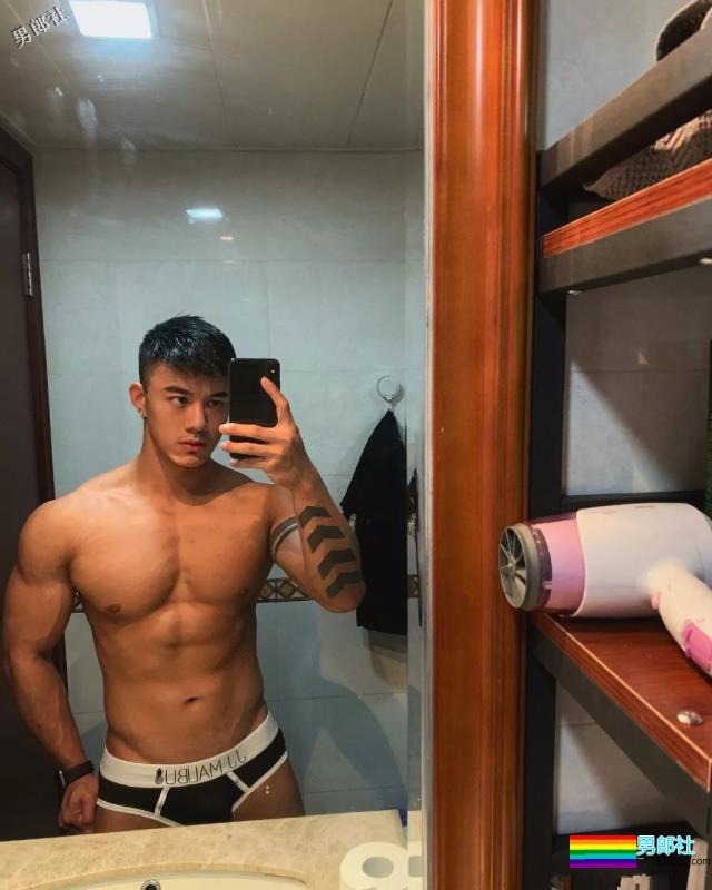 网红直男系极品筋肉男，壮硕胸腹肌随便拍，私下竟这么会玩！？ - 51虹马
