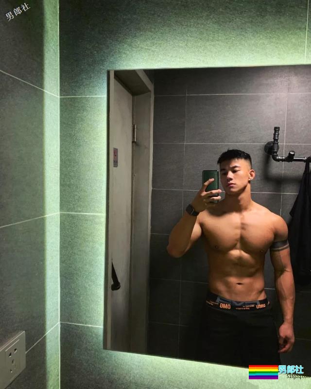 网红直男系极品筋肉男，壮硕胸腹肌随便拍，私下竟这么会玩！？ - 51虹马