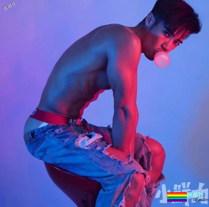 拜倒在这枚小叔的白内裤之下押大还是押小？胸肌傲人超想捏! - 51虹马