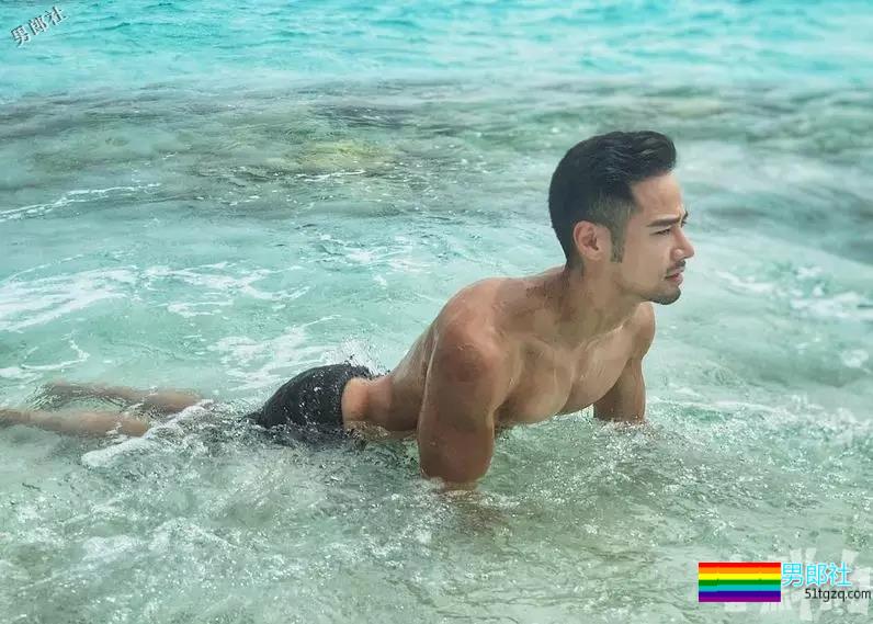 拜倒在这枚小叔的白内裤之下押大还是押小？胸肌傲人超想捏! - 51虹马