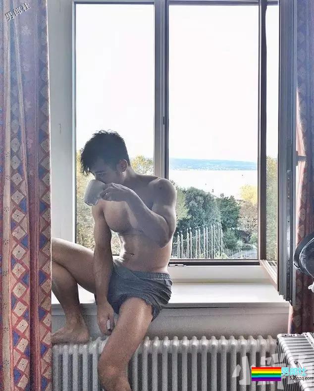 拜倒在这枚小叔的白内裤之下押大还是押小？胸肌傲人超想捏! - 51虹马