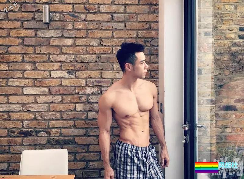 拜倒在这枚小叔的白内裤之下押大还是押小?胸肌傲人超想捏! - 51虹马 拜倒在这枚小叔的白内裤之下押大还是押小?胸肌傲人超想捏! - 51虹马