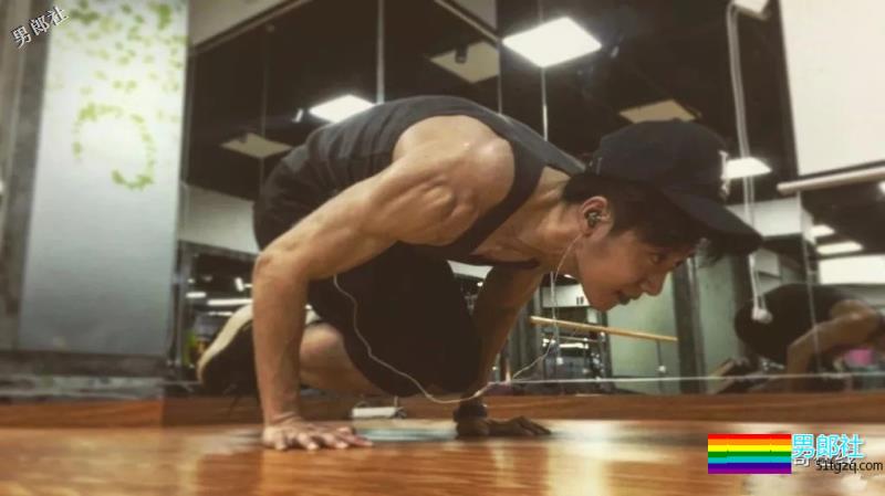 阳光小奶狗身材好到炸！八块腹肌抢镜，荷尔蒙爆棚超sexxy! - 51虹马