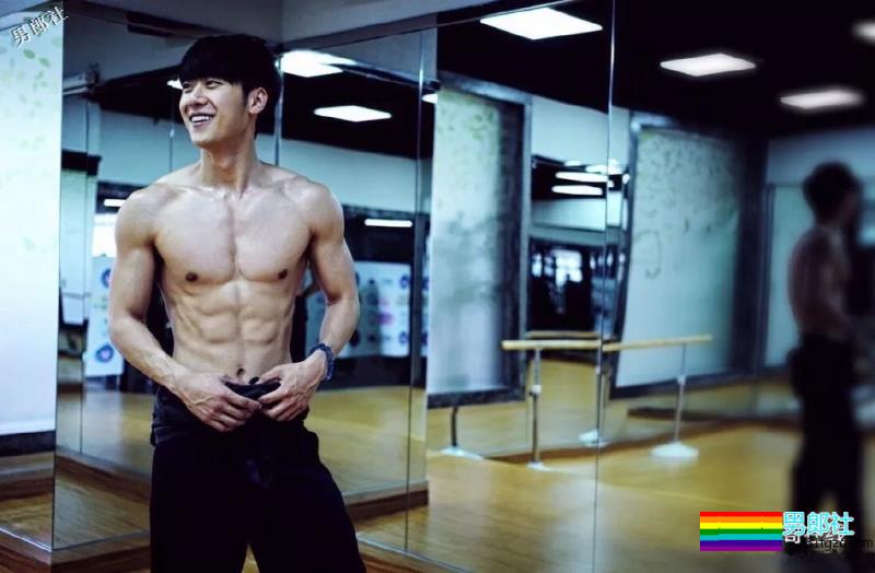 阳光小奶狗身材好到炸！八块腹肌抢镜，荷尔蒙爆棚超sexxy! - 51虹马