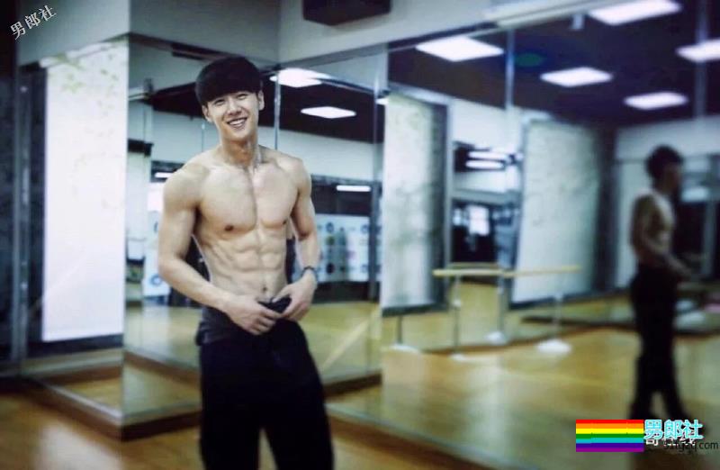 阳光小奶狗身材好到炸！八块腹肌抢镜，荷尔蒙爆棚超sexxy! - 51虹马