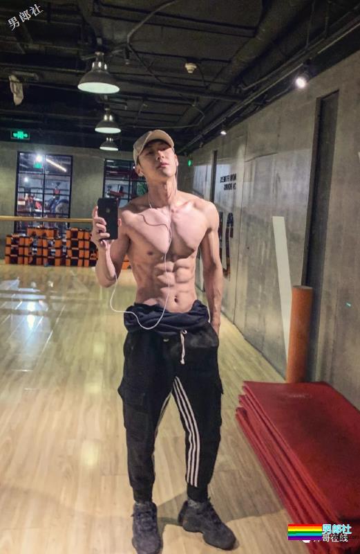 阳光小奶狗身材好到炸！八块腹肌抢镜，荷尔蒙爆棚超sexxy! - 51虹马