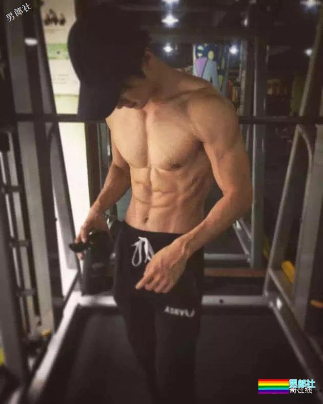 阳光小奶狗身材好到炸！八块腹肌抢镜，荷尔蒙爆棚超sexxy! - 51虹马