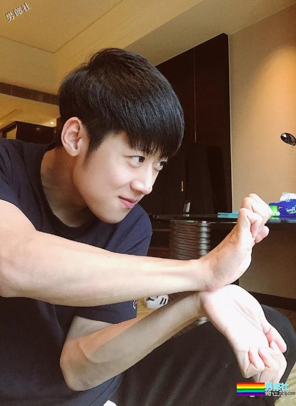 阳光小奶狗身材好到炸！八块腹肌抢镜，荷尔蒙爆棚超sexxy! - 51虹马