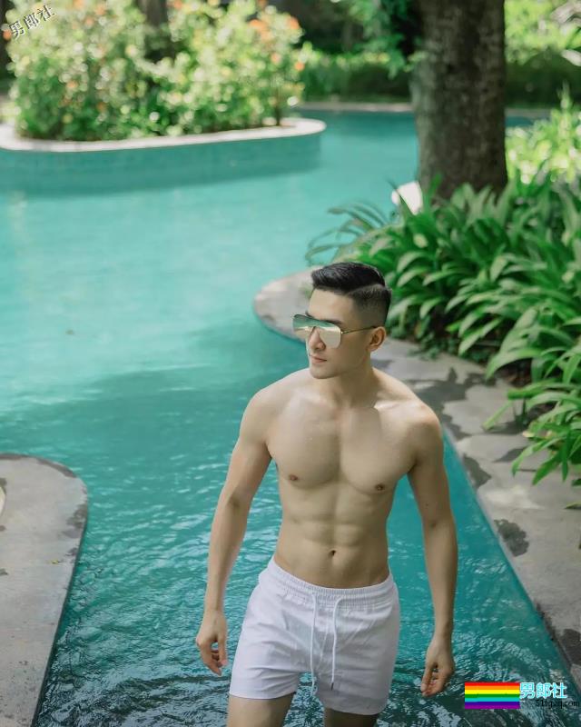 白嫩小狼狗摘掉墨镜后……颜值差距竟有这么大？ - 51虹马